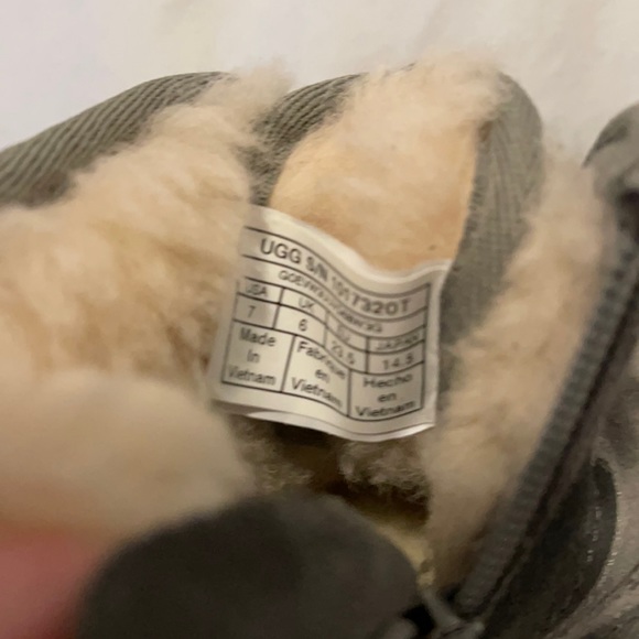 UGGS - Picture 13 of 16